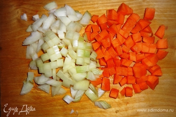 Лук и морковь почистить, помыть, обсушить бумажным полотенцем. Нарезать небольшими кубиками.
