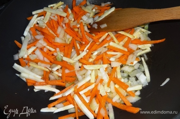 В сковороде разогреть растительное масло. Выложить лук, морковь, пастернак и обжарить, помешивая, 5–7 минут.