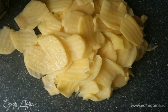 Взять 2 средних картофелины, если маленькие, то 4 шт. Картофель почистить, нарезать слайсами, используя терку либо овощной нож. Залить водой, чтобы не потемнел. Отставить на время.