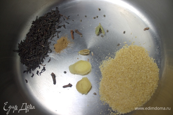 В кастрюлю или турку насыпать чай, специи (имбирь можно взять молотый), сахар.
