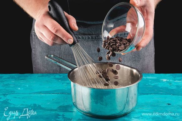Черный шоколад добавьте в сливочно-желатиновую массу и, непрерывно перемешивая, прогревайте на медленном огне, пока шоколад полностью не растворится.