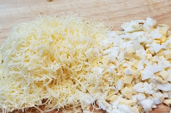 Вареные яйца мелко нарезать. Сыр натереть на мелкой терке.