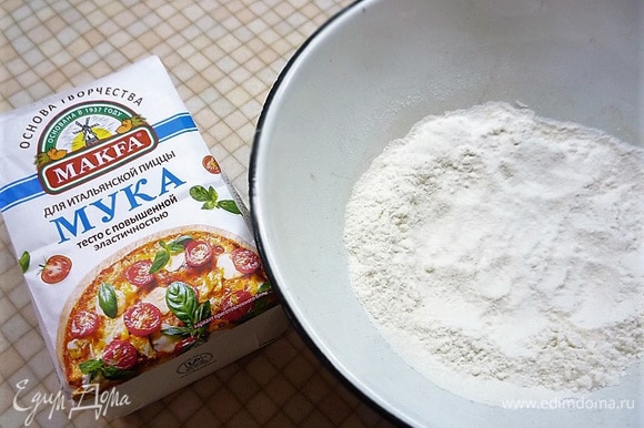 В глубокую чашку насыпаем муку для итальянской пиццы MAKFA, добавляем чайную ложку соли.