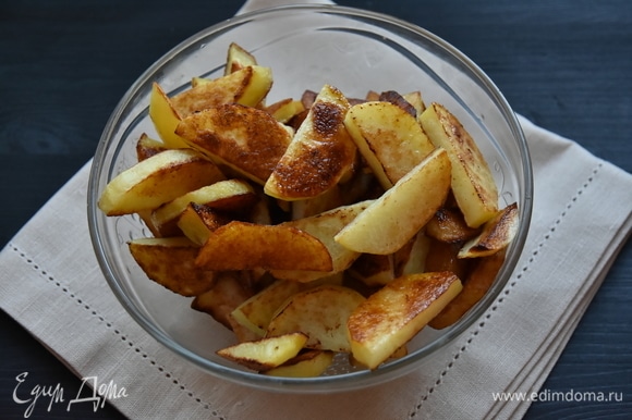 Картофель нарезать ломтиками и обжарить на отдельной сковороде до румяности, использовав часть растительного масла.