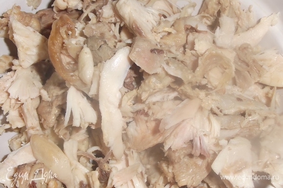 Курицу отварить, остудить, мясо отделить от костей, порвать мясо на кусочки.