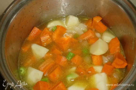 Влить бульон, довести суп до кипения. Варить 20–30 минут до полной готовности овощей. Измельчить суп погружным блендером, приправить по вкусу.
