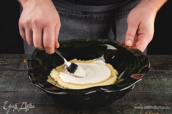 Выложите на блюдо ТМ «Русская палитра» картофель в виде круга, немного утрамбуйте. Сверху смажьте тонким слоем майонеза.