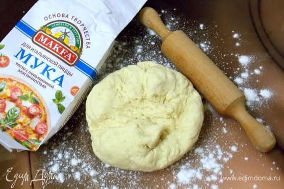 Смешиваем кукурузную муку и муку для итальянской пиццы MAKFA, соль, дрожжи, сахар и вливаем воду. Вымешиваем тесто в течение 10 минут.