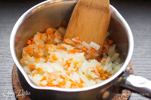 Лук и морковь нарезать небольшими кубиками. В сотейнике разогреть пару столовых ложек растительного масла. Обжарить лук до легкой золотистости, добавить морковь и обжаривать все вместе пару минут.