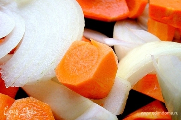Крупно нарезаем морковь, тыкву, 2 луковицы.
