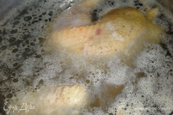 В кастрюлю налить холодной воды. Положить курицу, довести до кипения. Снять пену, немного посолить, убавить огонь и варить курицу до готовности. По окончании варки вытащить мясо из бульона.