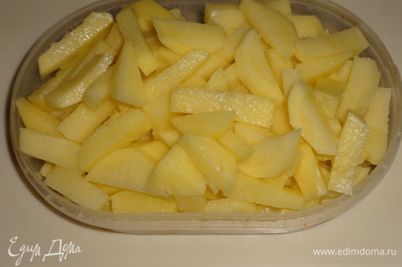 Картофель очистить, помыть и нарезать небольшими брусочками.