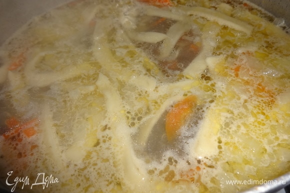 Положить в суп лапшу и варить до готовности лапши.