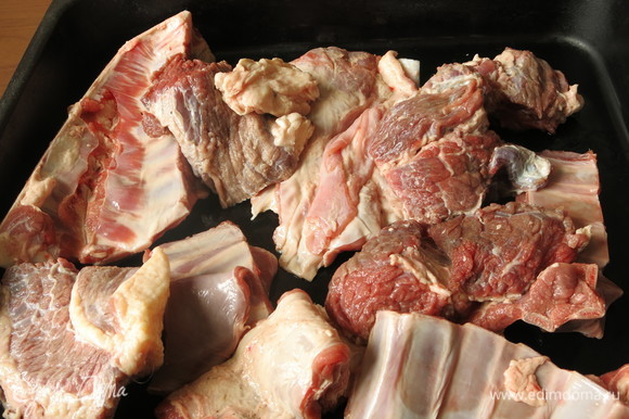 Готовим коричневый бульон. Запекаем в духовке при 230°C мясо (говядину и баранину на кости) в течение 40 минут.