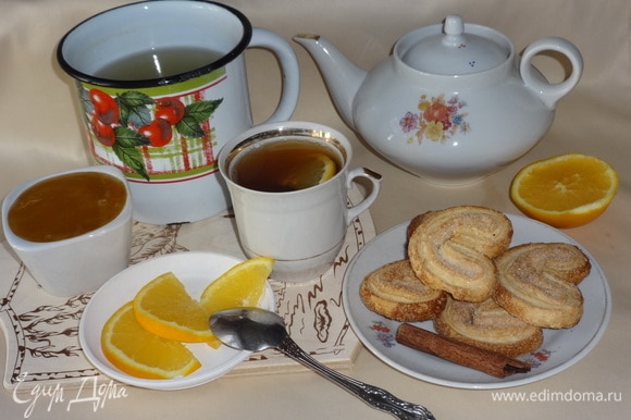 Налить в чашку чайную заварку, добавить отвар корицы и апельсина. Оставшийся апельсин нарезать дольками. Положить в чай дольку апельсина. Добавить в чай по вкусу мед или сахар. Всем приятного аппетита!