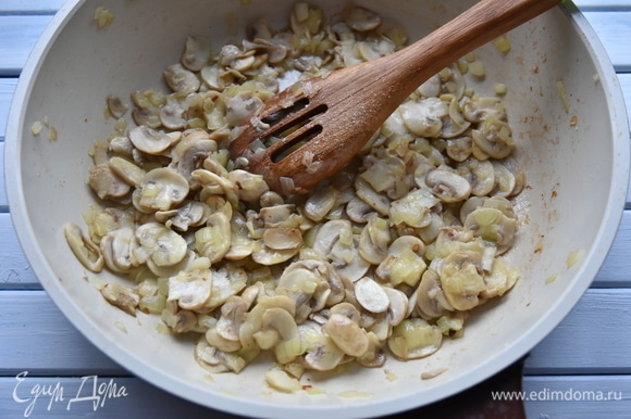 Грибы и лук нарезать. На сковороде разогреть небольшое количество растительного масла и обжарить грибы с луком. Посолить, поперчить по вкусу.