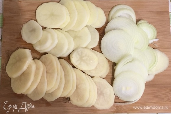 Картофель и лук нарезать тонкими кружочками.