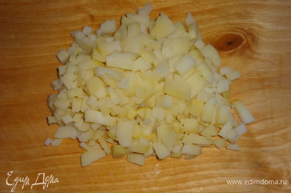 Вареный картофель нарезать мелкими кубиками.