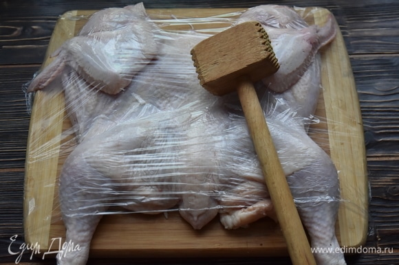 Отбить мясо в утолщенных местах специальным молоточком. Предварительно советую накрыть курицу полиэтиленовой пленкой, чтобы не забрызгать рабочую поверхность.