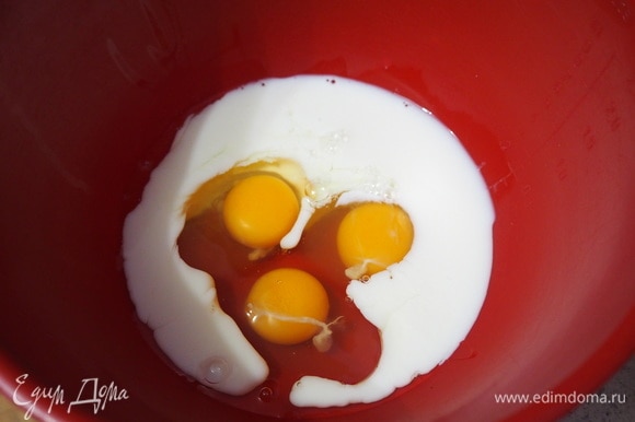 Яйца смешиваем с сахаром и молоком с помощью венчика или блендера.
