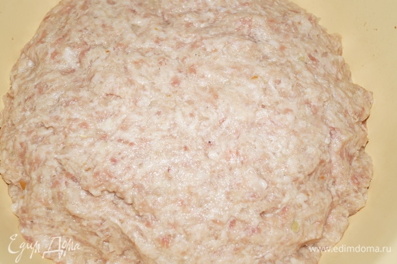 Мясо, лук, чеснок пропустить через мясорубку. Хлеб, замоченный в молоке, измельчаем в последнюю очередь.