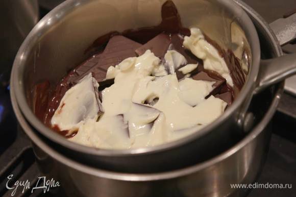 Шоколад поломать небольшими кусочками и растопить на водяной бане вместе с 200 г предварительно размягченного сливочного масла.