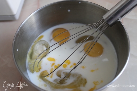 А тем временем соедините яйца, молоко и сахар. Добавьте семена ванили.