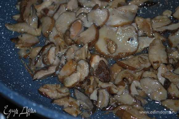 Приготовим начинку. Белые грибы (у меня замороженные) обжарим на оливковом масле в течение 2 минут.