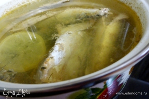 В овощной бульон положить скумбрию и варить 20–30 минут с начала кипения на маленьком огне. В принципе, морская рыба варится быстро, и, если у вас рыба будет нарезана мелкими кусочками, то времени понадобится меньше. Положить к рыбе 1–2 колечка лимона, щепотку мускатного ореха. Когда рыба будет готова, вытащить ее на тарелку.