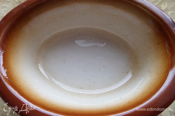 Для оформления керамическую чашу смазать растительным маслом.