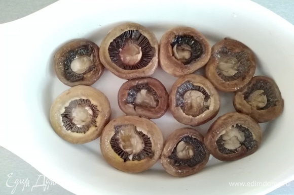 Переложить грибы в жаропрочную форму.