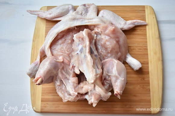 Разрезать места соединения крыльев и грудины. Крылья оставить целыми. Освободить мясо от реберных костей, грудины и хребта.