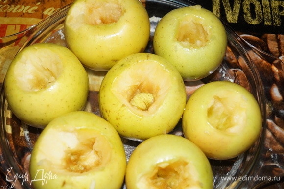 Яблоки вымыть, вырезать сердцевину, выложить на смазанную маслом форму.