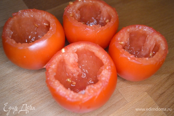 У помидоров срезать верх и удалить внутренности. Посолить и тщательно просушить салфеткой.