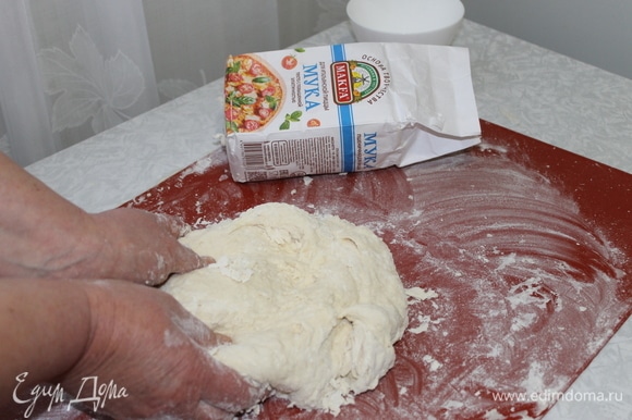 Когда мука впитает в себя всю влагу, добавьте в тесто соль и продолжайте замес.