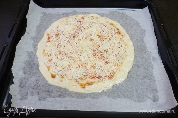 Сыры натереть на терке и посыпать пиццу поверх томатного соуса. Сбрызнуть оливковым маслом.