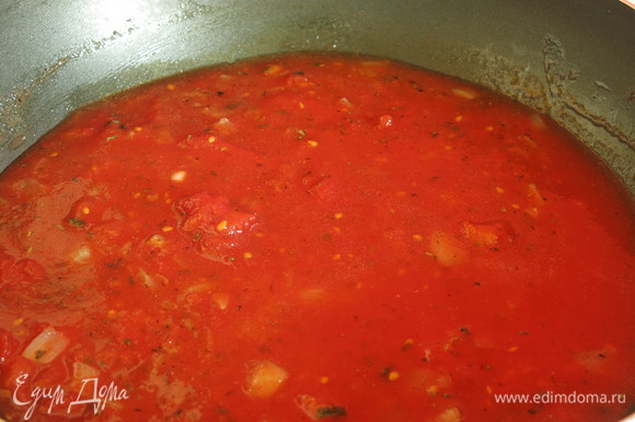 Заливаем томатным соком. Если используете томаты очищенные без сока, то необходим добавить еще томатную пасту.
