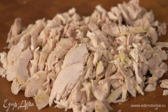 Куриное мясо отделить от костей, мелко порезать и добавить в суп, все посолить и варить до готовности булгура.