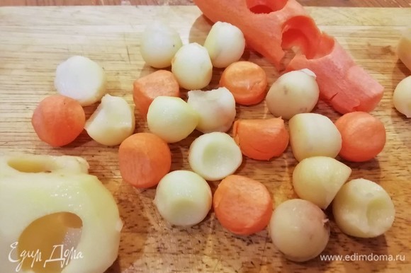 Для супа нуазеткой вырежем маленькие шарики из моркови и картофеля.