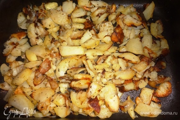 Готовый картофель достать из духовки. Картофель посолить, положить в него сливочное масло, перемешать.