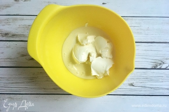 Взбейте крем из творожного сыра и сгущенного молока. Смажьте им горячие булочки прямо из духовки.