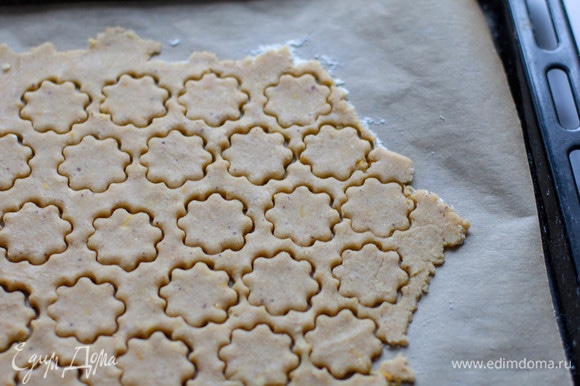 С помощью форм-цветочков вырезать печенье диаметром 4 см, убрать лишнее тесто.