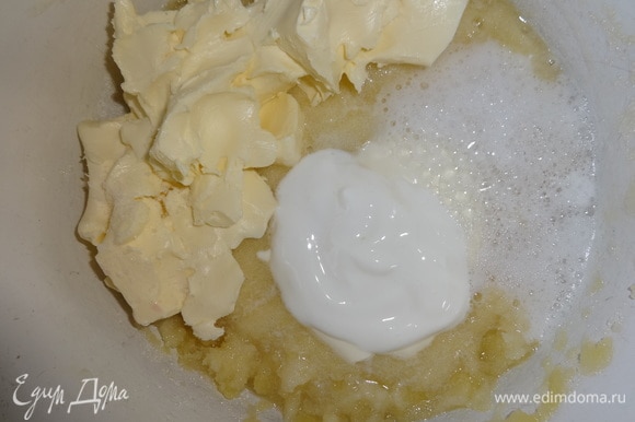 К желткам с сахаром добавить размягченное сливочное масло, соду, погашенную уксусом, сметану. Растереть до однородного состояния.