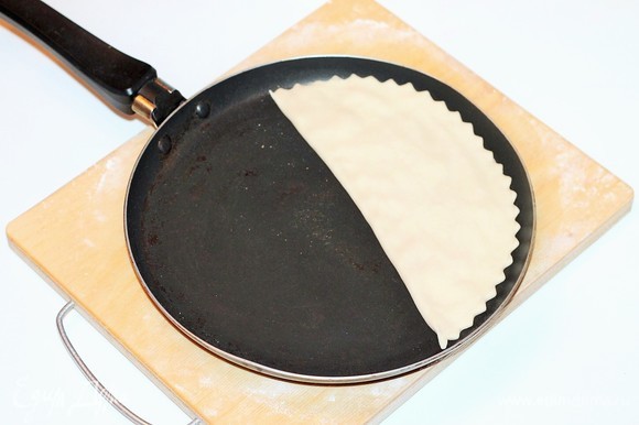 Обжарьте хингалш на сухой сковороде с двух сторон до румяного цвета. После каждой обжарки на сковороде остается мука, ее надо убирать сухой силиконовой кисточкой.