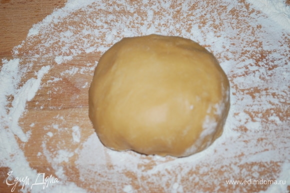 Я тесто на пасту сделала из такого расчета: 300 г муки, 3 яйца и соль. https://www.edimdoma.ru/retsepty/122606-pletenye-sardinskie-ravioli-kulurdzhones. Тесто осталось, и я сделала мелкую пасту для этого салата.