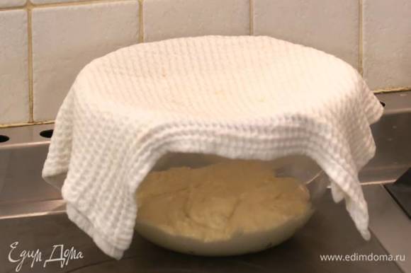 Посуду с тестом накрыть смоченным в горячей воде и отжатым полотенцем и оставить на 40 минут в теплом месте.