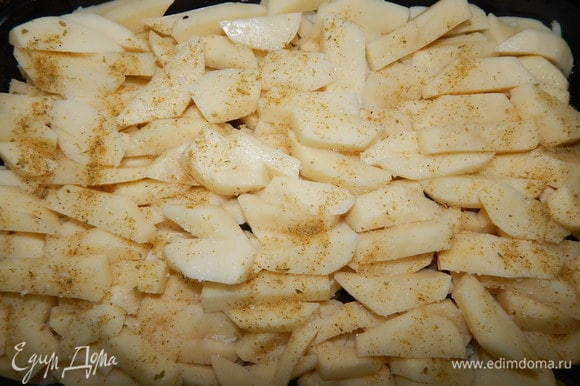 Картофель чистим, режем брусочками и выкладываем на грибы. Солим, перчим и добавляем приправы.