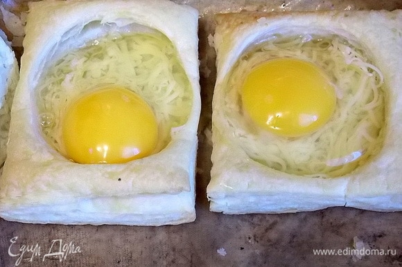 Положить на дно круга сыр и влить яйцо. Посолить по вкусу.