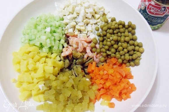 Переложить в салатник к креветкам и мидиям все подготовленные ингредиенты.