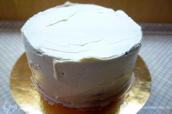 Украшаем торт кремом, выравниваем, время от времени убираем в холодильник.